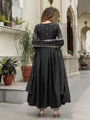 Black silk blend embroidery anarkali kurta pant set with dupatta 2