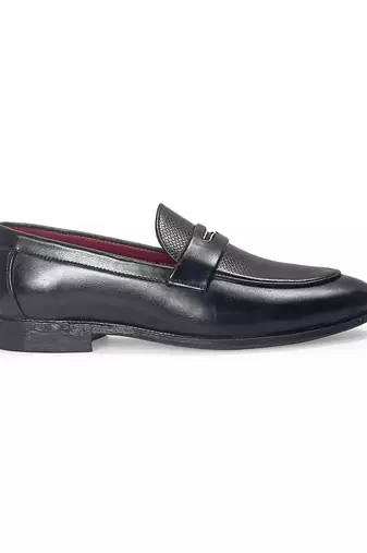 Black synthetic textured slipons