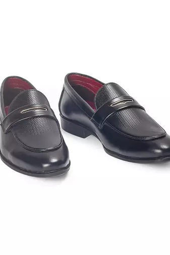 Black synthetic textured slipons