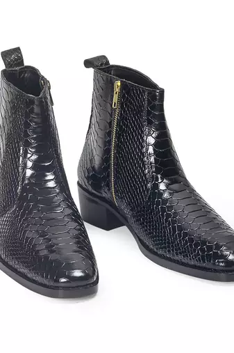 Black serpente leather boots
