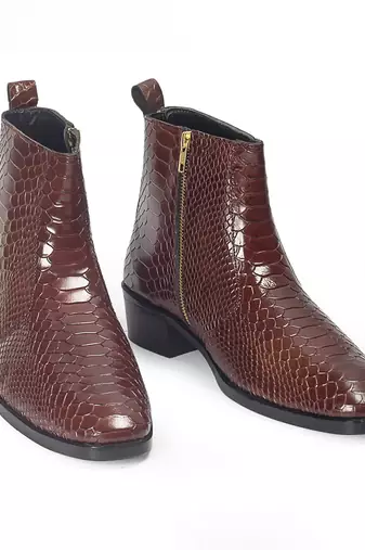 Brown serpente leather boots