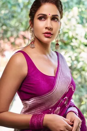 Wine silk blend jacuard work festival saree with unstitched blouse piece