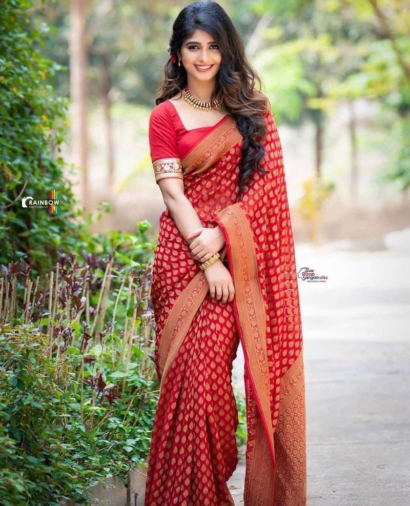 Red silk blend jacuard work festival saree with unstitched blouse piece