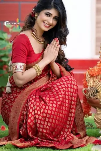 Red silk blend jacuard work festival saree with unstitched blouse piece