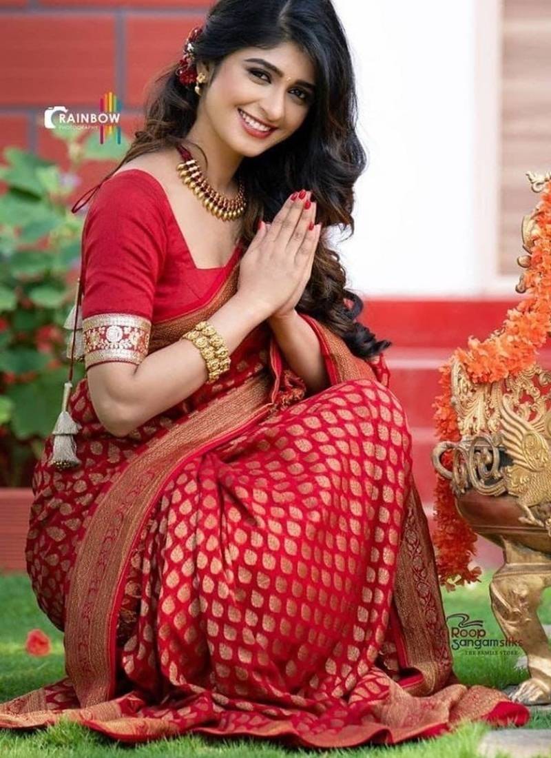 Red silk blend jacuard work festival saree with unstitched blouse piece