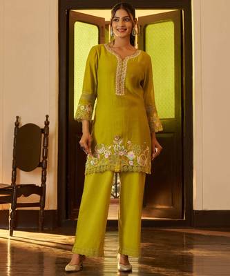 Green embroidered chanderi silk straight pant  kurta set 1