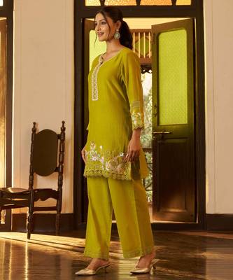 Green embroidered chanderi silk straight pant  kurta set 4