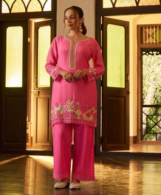 Pink embroidered chanderi silk straight pant  kurta set 4