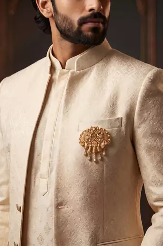 Camel motif brooch for men - gold plated