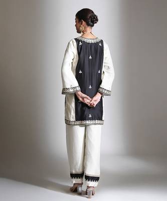 Black and ivory embroidered tissue kurta set 5