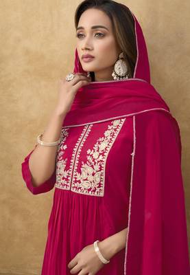 Pink premium mal chanderi embroidered kurta set with pant & embroidered lace dupatta 2