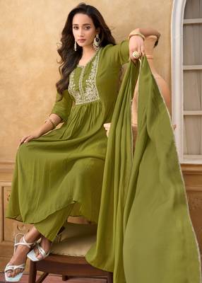 Green premium mal chanderi embroidered kurta set with pant & embroidered lace dupatta 1