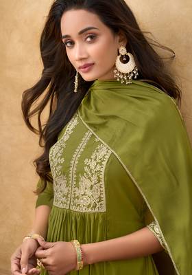Green premium mal chanderi embroidered kurta set with pant & embroidered lace dupatta 2