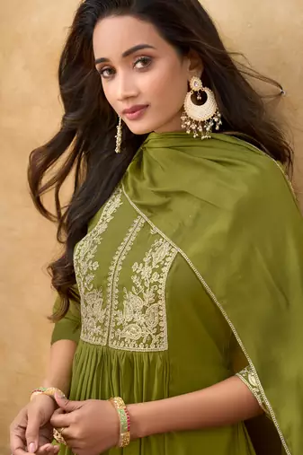 Green premium mal chanderi embroidered kurta set with pant & embroidered lace dupatta