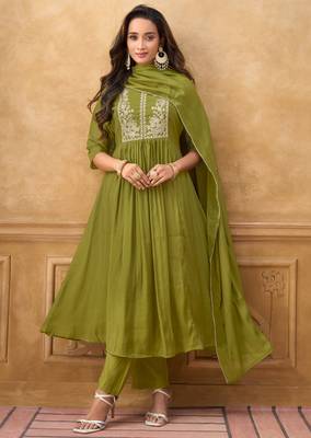 Green premium mal chanderi embroidered kurta set with pant & embroidered lace dupatta 3