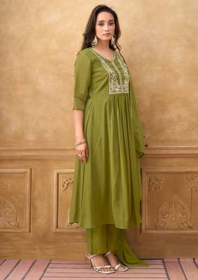 Green premium mal chanderi embroidered kurta set with pant & embroidered lace dupatta 4
