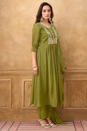 Green premium mal chanderi embroidered kurta set with pant & embroidered lace dupatta