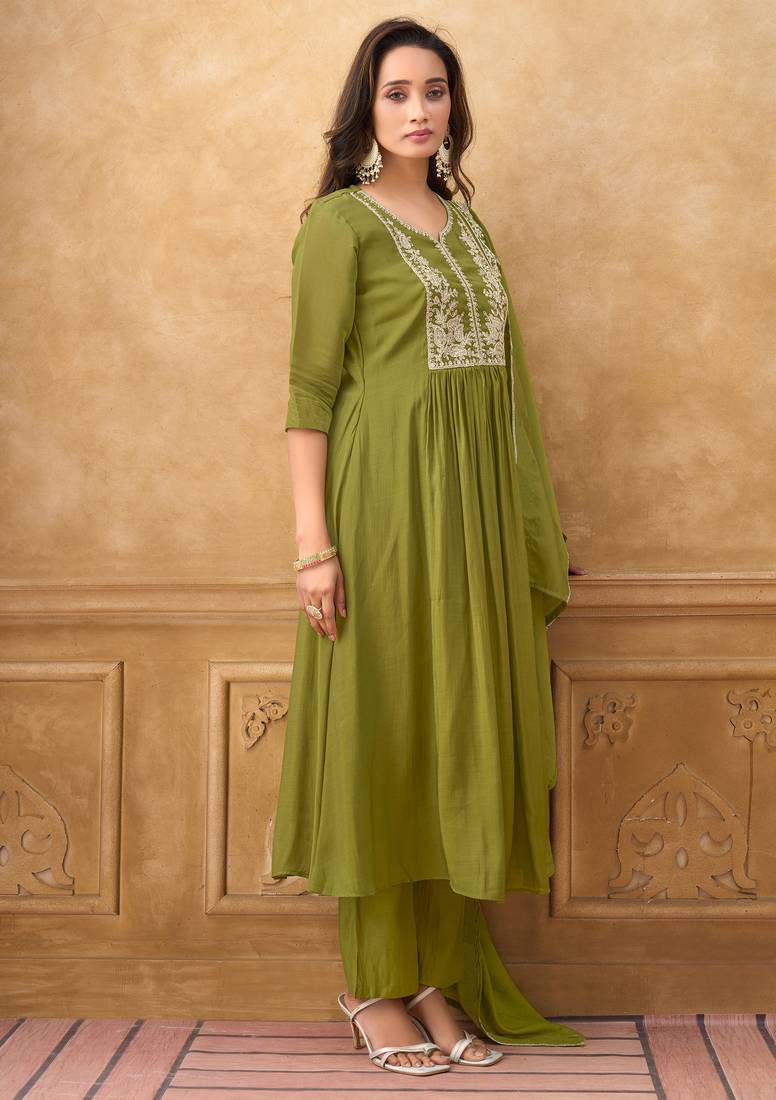 Green premium mal chanderi embroidered kurta set with pant & embroidered lace dupatta