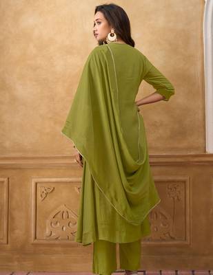 Green premium mal chanderi embroidered kurta set with pant & embroidered lace dupatta 5