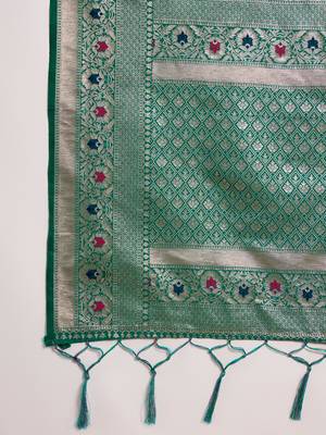 Green silk blend woven saree with zari work 2