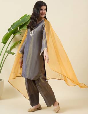 Women solid ethnic motifs round neck kurta with pand & dupatta 4