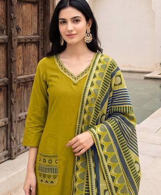 Green premium mal chanderi star cut embroidered kurta set with pant & cotton printed dupatta 2
