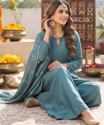 Blue hand embroidered silk blend kurta set 3