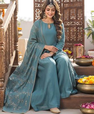 Blue hand embroidered silk blend kurta set 4
