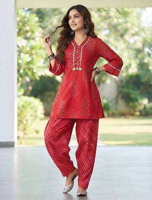 Red floral printed cotton kurta set 4