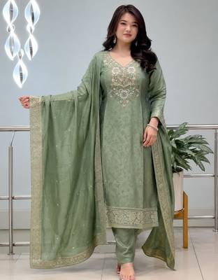 Green silk blend embroidered kurta set 1