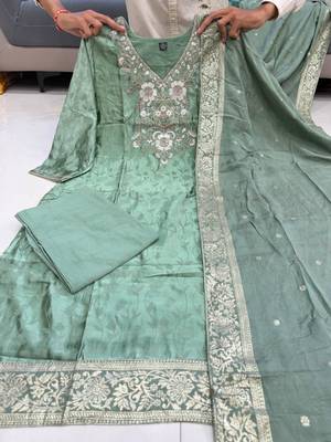 Green silk blend embroidered kurta set 2