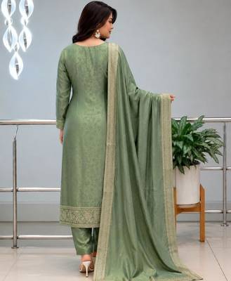 Green silk blend embroidered kurta set 3