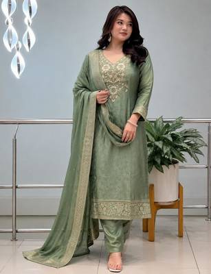 Green silk blend embroidered kurta set 4