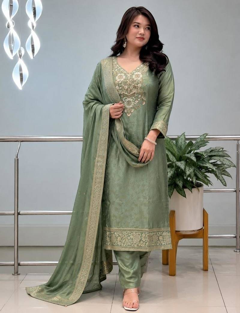 Green silk blend embroidered kurta set