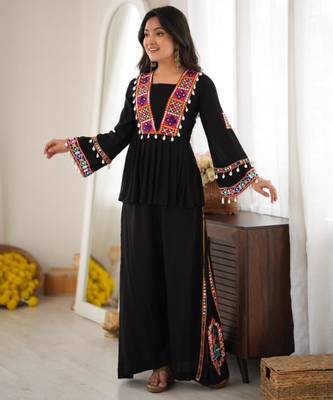 Black silk blend embroidered palazzo set 3