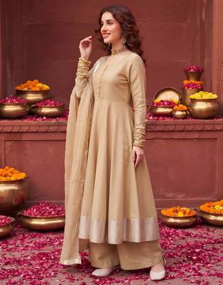 Beige hand embroidered silk blend kurta set 2
