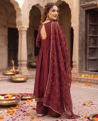 Maroon hand embroidered silk blend kurta set 2