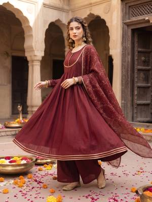 Maroon hand embroidered silk blend kurta set 4