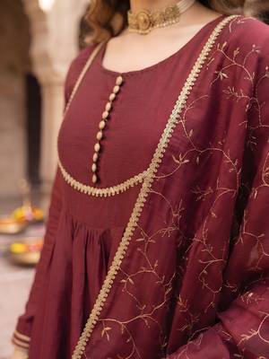 Maroon hand embroidered silk blend kurta set 5