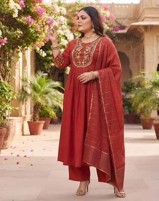 Red hand embroidered chanderi silk kurta set 2