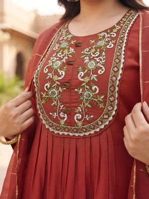 Red hand embroidered chanderi silk kurta set 3
