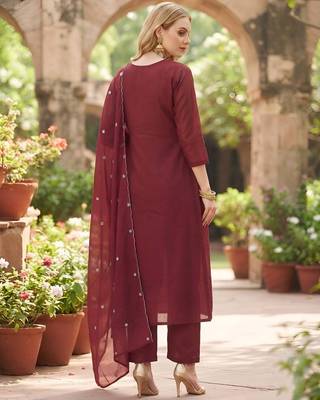 Maroon hand embroidered silk blend kurta set 2