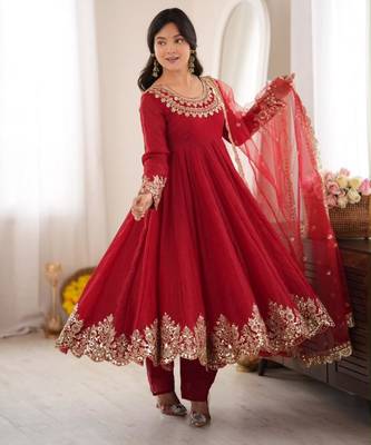 Red silk blend embroidered flared gown set 2