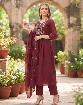 Maroon hand embroidered silk blend kurta set 3