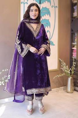 Purple velvet embroidered kurta set 2