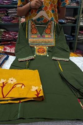Green cotton embroidered thread work ethnic kurta set with dupatta 2