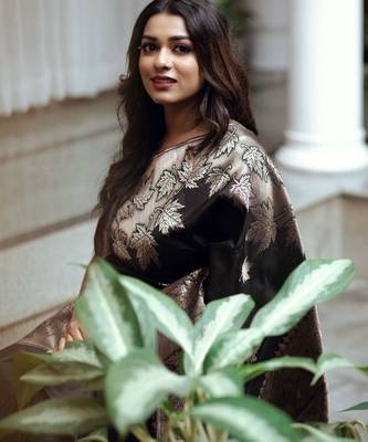 Black silk blend jacuard work festival saree with unstitched blouse piece 3