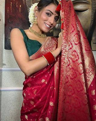 Red silk blend jacuard work festival saree with unstitched blouse piece 3