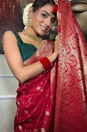 Red silk blend jacuard work festival saree with unstitched blouse piece