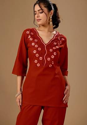 Maroon embroidery cotton kurta with pant 3